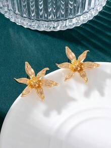 1 Pair Minimalist Gentle Summer Beach Vacation Style Gold 3D Realistic Six-Petal Flower Stud Earrings For Women - Yellow Gold - View 3