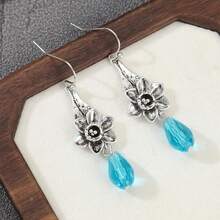 Pendientes de silueta floral vintage con colgante azul facetado, que emanan el encanto vintage del estilo Mori - Plateado - Ver 6