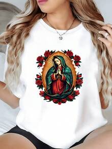 Figura religiosa rodeada de rosas rojas transmitiendo paz y devoción en camiseta de mujer cómoda para uso diario - Blanco - Ver 8