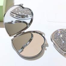 Espelho de Bolso Portátil Dobrável em Formato de Coração com Strass de Luxo, Espelho de Maquiagem Dupla Face Brilhante, Uso Duplo para Casa e Viagem. Espelho de Vaidade de Bolso Requintado, Compacto e Portátil, Adequado para Decoração de Sala de Estar, Quarto, Banheiro; Também um Ótimo Acessório de Viagem, Perfeito como Presente de Casamento, Festa, Aniversário para Mulheres, Meninas, Mães, Amigas e Amantes. - Multicolorido - Visão 9