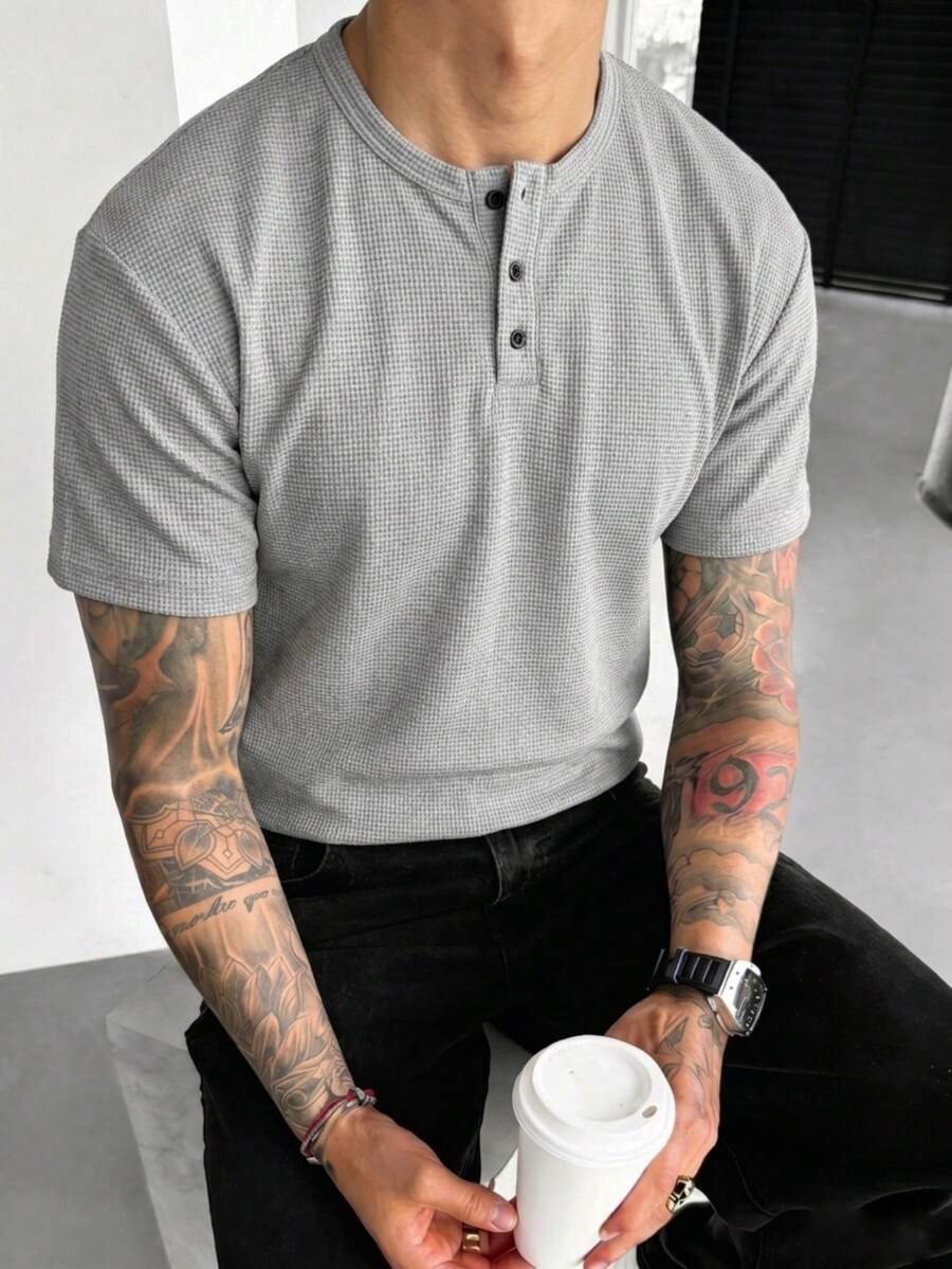 1件男士T恤，華夫格紋理短袖，舒適透氣 Polo/Henley 領，方便舒適，抗起球抗皺，可機洗，適合夏季聚會、日常與度假穿著，老錢風