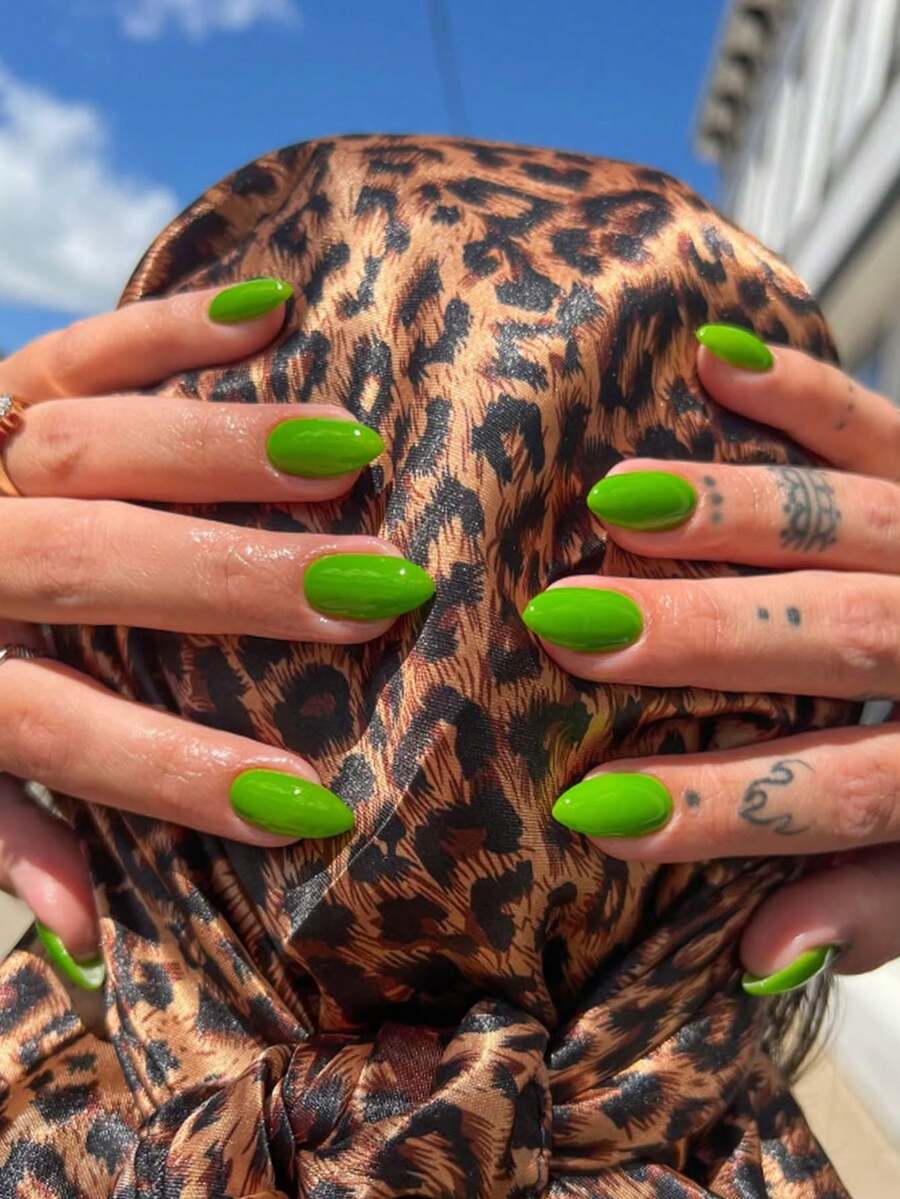 24pcs Minimalist Summer Fresh Grass Green Medium Almond Press-On Nails, Perfect Fit For Fingertips Easy To Wear Make Your Nails More Shiny! Suitable For All Women's Daily Wear Nail Art Supplies. - Green - View 1