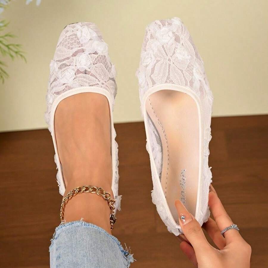 1雙女款夏季透氣平底鞋,3D玫瑰花+蕾絲網飾,網面蕾絲拼接柔軟材質,防滑耐磨橡膠平底,方頭低筒低楦無鞋帶設計,平跟溫柔仙女風芭蕾舞鞋,適合日常通勤、約會穿搭、職場通勤、休閒購物,軟底透氣一腳蹬 - 白色 - 查看 1
