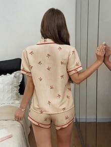 春夏女款舒適花卉印花翻領鈕扣短袖上衣與舒適短褲兩件式睡衣套裝，適合春夏居家穿著 - 黃色 - 查看 2
