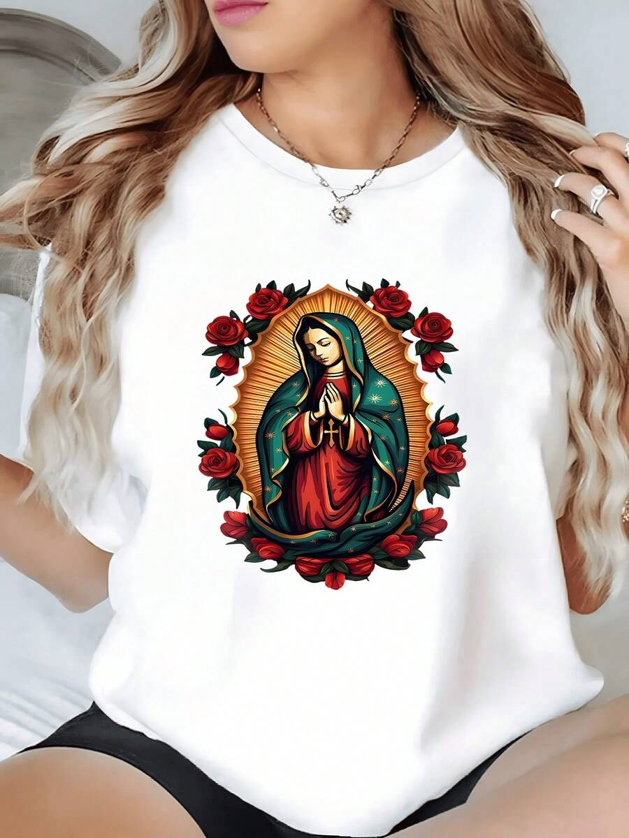 Figura religiosa rodeada de rosas rojas transmitiendo paz y devoción en camiseta de mujer cómoda para uso diario - Blanco - Ver 1
