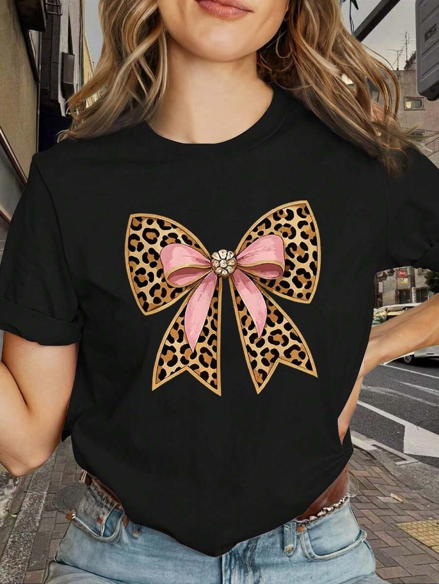 Una camia de mujer de manga corta, holgada y de estilo retro, moderna y a la moda, adecuada para actividades al aire libre en primavera y verano, cómoda y elegante, con un diseño de lazo con - Negro - Ver 1