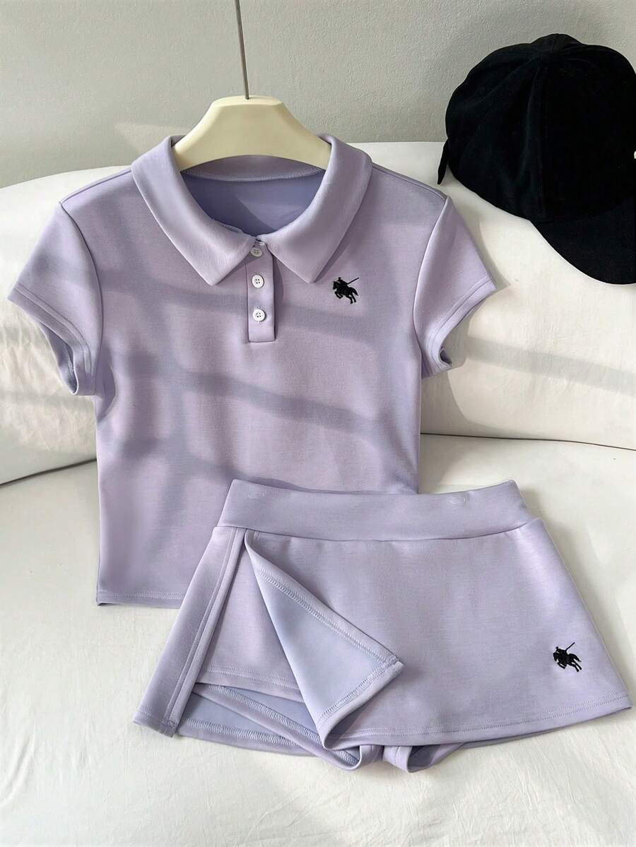 Conjunto de camiseta ajustada con cuello polo y bordado de caballo + falda pantalón de cintura baja y corta, estilo casual y minimalista para mujer - Púrpura malva - Ver 1