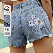 xuehuamaoyi02  Shorts vaqueros casuales de talle regular con decoración de bordado floral, estilo Y2K para verano - Lavado ligero - Ver 1
