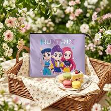 Miniso 可愛 Q 版 Huntrix 化妝包，三位角色 & "HUNTRIX" Logo 印花帆布拉鍊收納袋，便攜式化妝品、旅行與日常用品收納袋 - 10x8.1英寸 - 查看 2