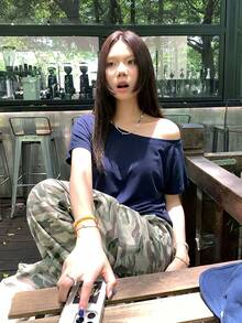 純色短袖露肩寬鬆上衣，輕量透氣休閒夏季上衣 - 深藍色 - 查看 7