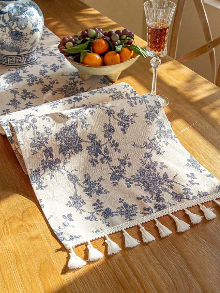 Vintage Landhausstil Tischläufer, saisonale Tischdekoration, Feiertagsparty, Geburtstag, Hochzeit, Esstisch, Couchtisch, Heimdekoration, blauer Rosenmuster rechteckiger Luxus Tischläufer mit Quasten - Mehrere Stile - Übersicht 1
