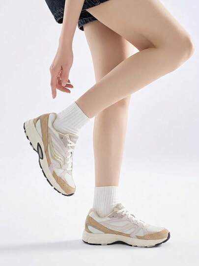 Saucony أحذية رياضية للنساء من سويد ميلينيوم باللون الأبيض / الرملي S70856
