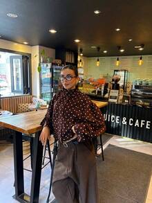 女士复古波点立领衬衫，优雅长袖纽扣前襟衬衫 - 咖啡棕 - 查看 3
