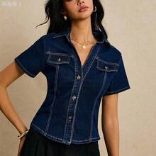 yonghongmaoyi1  Camisa vaquera de mujer de manga corta con cuello en V, decoración de remaches, ajuste ceñido, adecuada para el uso diario en verano - Azul lavado oscuro - Ver 3