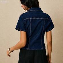yonghongmaoyi1  Camisa vaquera de mujer de manga corta con cuello en V, decoración de remaches, ajuste ceñido, adecuada para el uso diario en verano - Azul lavado oscuro - Ver 6