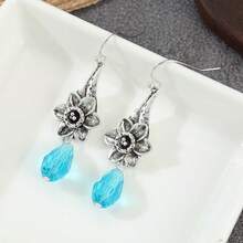 Pendientes de silueta floral vintage con colgante azul facetado, que emanan el encanto vintage del estilo Mori - Plateado - Ver 4