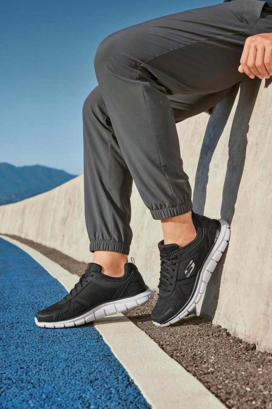 Skechers 男士舒适透气休闲鞋,减震户外日常跑步鞋,52631-BKRD - 52631-BKRD - 查看 1