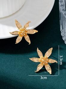 1 Pair Minimalist Gentle Summer Beach Vacation Style Gold 3D Realistic Six-Petal Flower Stud Earrings For Women - Yellow Gold - View 6