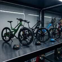 自行車模型裝飾品,創意逼真自行車模型,細節栩栩如生,連動鉸鏈驅動輪,配備逼真變速器與前後避震器。自行車愛好者的絕佳收藏品,聖誕節與生日的完美驚喜禮物。 - 彩色 - 查看 4