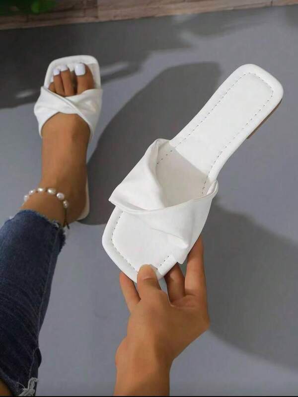 Women's Flat Slides Sandals Summer 2026 New Style French Beach Sandal Minimalist Fairy Style Retro Versatile Outdoor Shoes