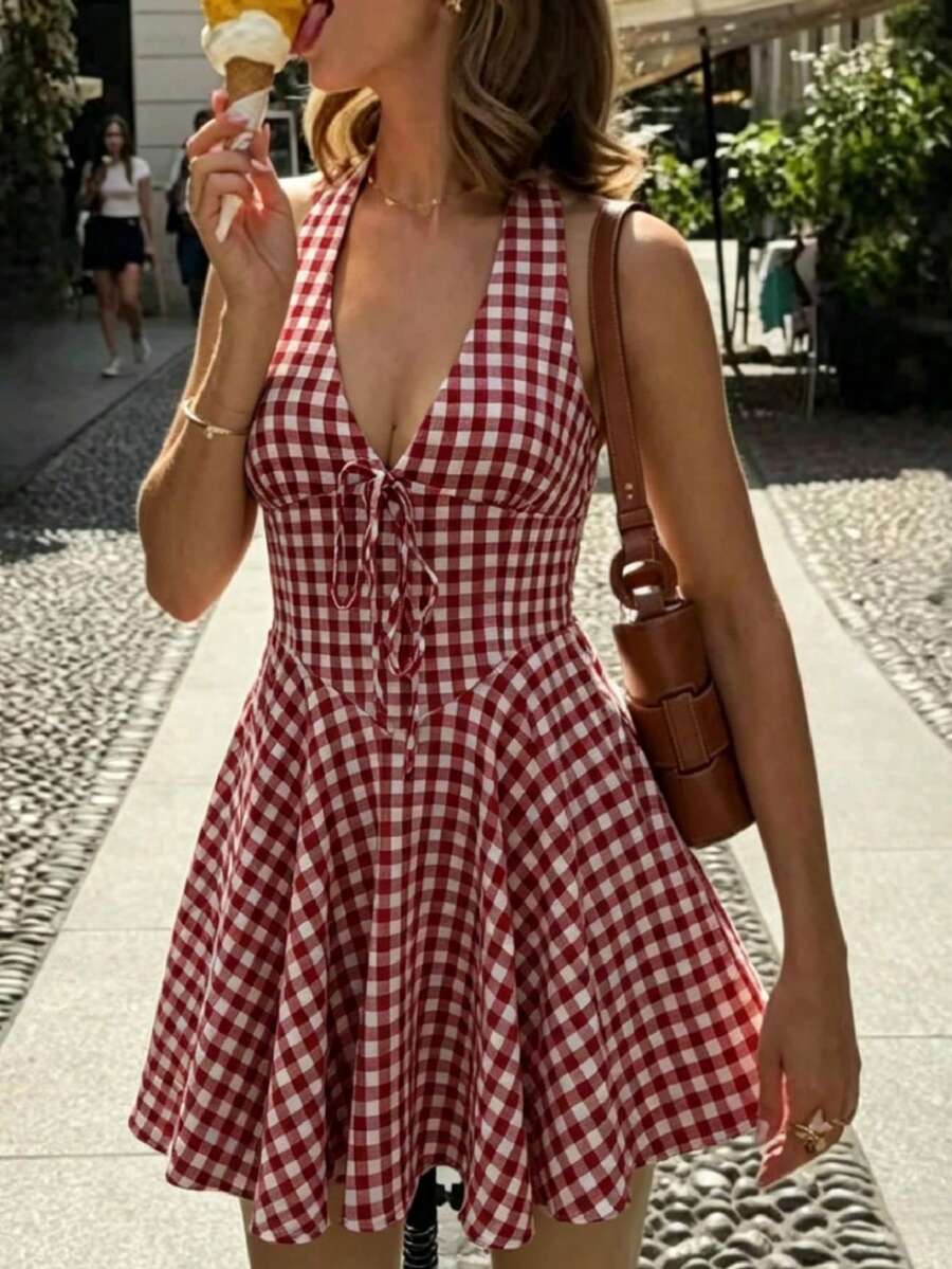 女款夏季優雅休閒紅白格紋掛脖V領綁腰無袖露背A字洋裝，法式復古風，適合通勤、度假、派對、約會 - 紅色 - 查看 1