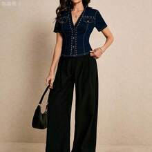 yonghongmaoyi1  Camisa vaquera de mujer de manga corta con cuello en V, decoración de remaches, ajuste ceñido, adecuada para el uso diario en verano - Azul lavado oscuro - Ver 11