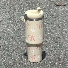 1個甜粉色蝴蝶結與雛菊不鏽鋼旅行杯，大容量長效保溫鎖溫吸管杯，柔和奶色調，溫柔療癒，握感舒適，方便攜帶，適合返校、萬聖節、聖誕節、送禮、日常通勤、開車、戶外、健身、全場景使用，網紅水壺，送給女孩與好友的溫馨節日禮物，真空保溫瓶與隔熱瓶，杯子，冷熱保溫瓶，附蓋與吸管杯，水壺，水杯，旅行杯 - 彩色 - 查看 8