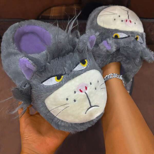 New Cartoon Grey Plush With Purple Lining Fabric Slippers, Halloween Christmas Gift Style, Warm Comfortable Lightweight Non-Slip Thick Sole Home Party Unisex Couple Style Expression Cute Adorable Slippers Long Hair Grey Cat Indoor Warm Fabric Shoes