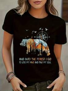 Camiseta Gráfica Negra Única para Mujer - Manga Corta, Corte Ajustado, Estilo Casual con Diseño de Oso y Escena de Bosque - Diseño Artístico con Luna, Árboles, Cabaña y Pájaros en Vuelo| Cit - Negro - Ver 1