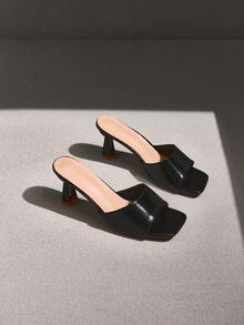NobleVue Sandalias planas básicas cómodas con suela gruesa y punta abierta para mujer, antideslizantes, adecuadas para uso diario, vacaciones y uso casual - Negro - Ver 1