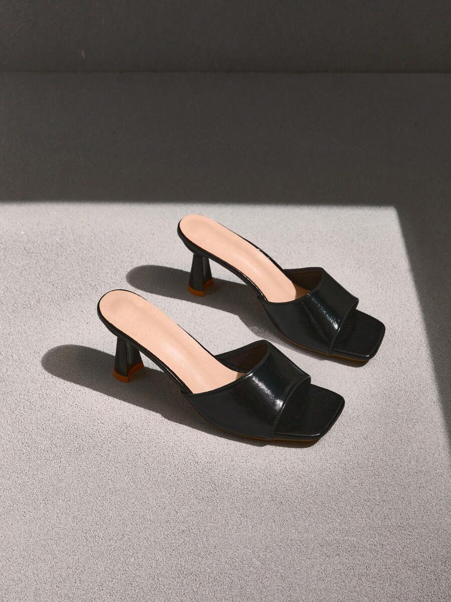 NobleVue Sandalias planas básicas cómodas con suela gruesa y punta abierta para mujer, antideslizantes, adecuadas para uso diario, vacaciones y uso casual - Negro - Ver 1