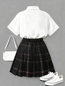 【Back To School】2件組 JK 甜酷學院風女童套裝，夏季格紋蝴蝶結徽章前扣白色襯衫搭配黑紅格紋百褶裙，校園派對休閒穿搭 - 白色 - 查看 2
