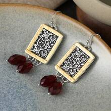 1 paire de boucles d'oreilles pendantes vintage créatives rouges carrées ajourées en forme de goutte d'eau, boucles d'oreilles bicolores à motif d'herbe bouclée avec une esthétique vintage, breloque élégant pour les goûters et les dîners formels - Multicolore - Voir 6