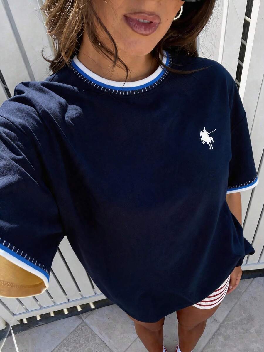女款經典深藍對比馬標印花辦公/通勤，女款休閒圓領短袖極簡主義T恤，適合夏季日常穿著 - 深灰色 - 查看 1