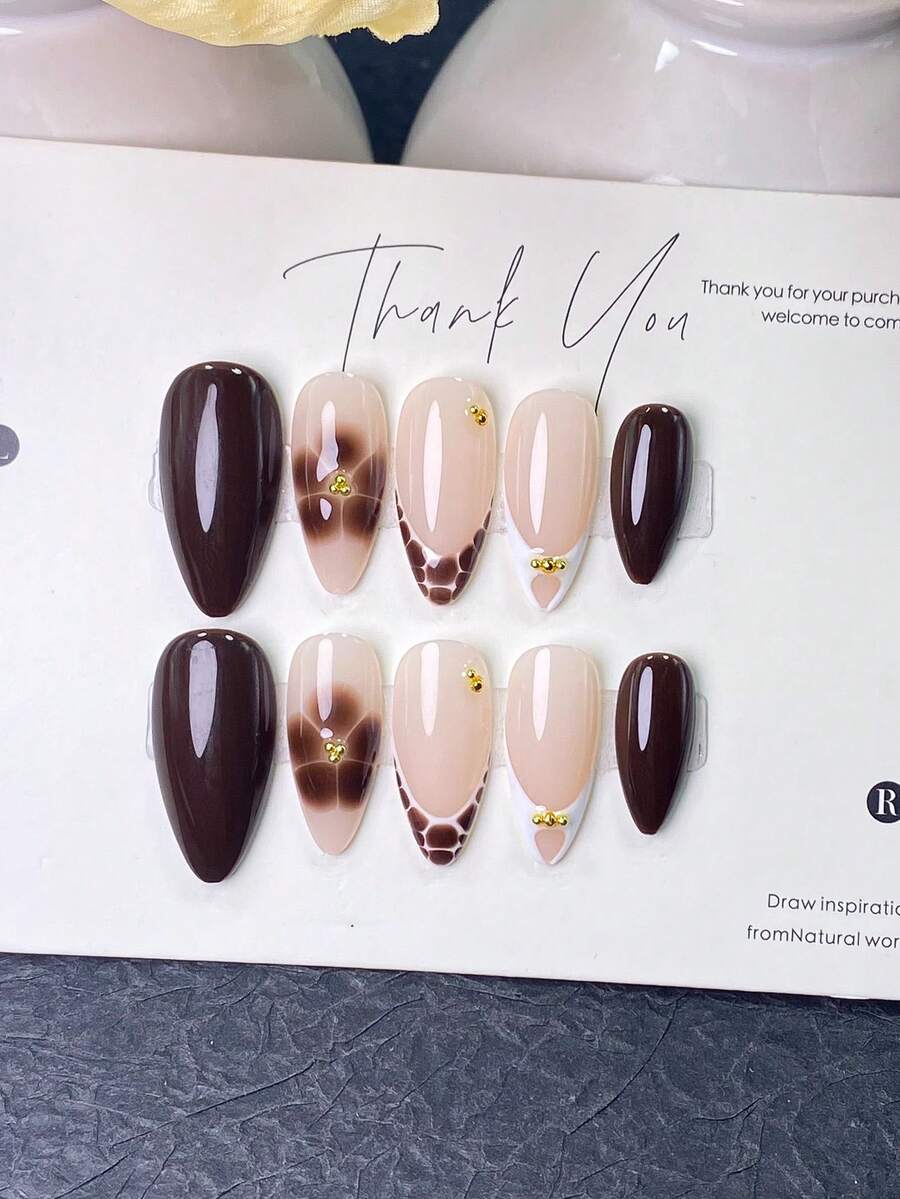 10 Pieces Of Handcrafted Press On Nails, Summer Nails, Short Nails, Almond-Shaped Nails With Nude And Solid Dark Brown, Tortoise Shell Print And Tiny Gold Bead Details. Retro Coffee Style, Perfect For Daily Wear, Dates And Casual Occasions. Handmade Press On Nails - Coffee Brown - View 1