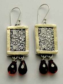 1 paire de boucles d'oreilles pendantes vintage créatives rouges carrées ajourées en forme de goutte d'eau, boucles d'oreilles bicolores à motif d'herbe bouclée avec une esthétique vintage, breloque élégant pour les goûters et les dîners formels - Multicolore - Voir 1