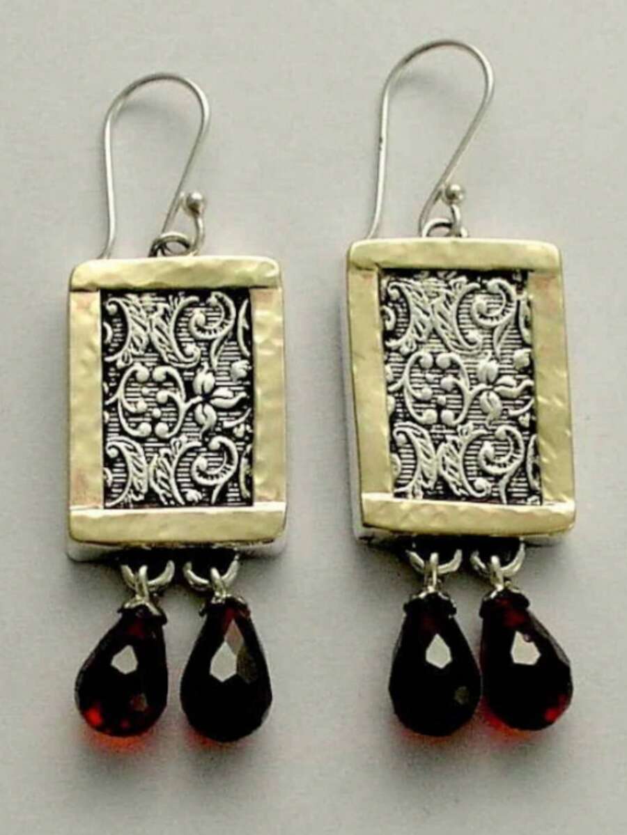 1 paire de boucles d'oreilles pendantes vintage créatives rouges carrées ajourées en forme de goutte d'eau, boucles d'oreilles bicolores à motif d'herbe bouclée avec une esthétique vintage, breloque élégant pour les goûters et les dîners formels - Multicolore - Voir 1