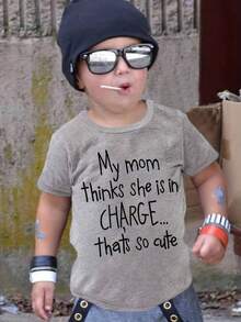 Mi mamá cree que ella está a cargo... ¡Es tan tierno!Camiseta de cuello redondo, tops casuales, suaves y cómodos para niños y niñas, ropa de verano. - Burdeos - Ver 8