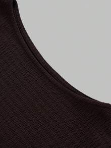 Damen braunes strukturiertes Mini-Kleid mit Rundhalsausschnitt, kurzen Ärmeln, figurbetontem Schnitt und Metallring-Detail, geeignet für Party und Date - Kaffeebraun - Übersicht 3