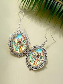 Un par de pendientes colgantes ovalados de estilo retro y lindos con estampados de margaritas y el carácter "LOVE", perfectos para el uso diario y como joyería de verano. - Plateado - Ver 4