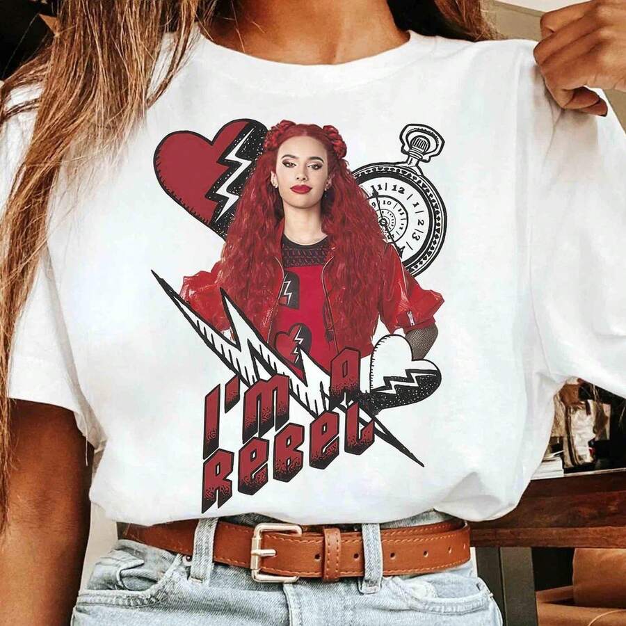 Camisetas rojas de The Rise Of Red Im A Rebel, Birthday Girl 2026 TR1ip T1EE, Land Family Vacation T1EE, Camiseta de la película Descendants 4 - Blanco - Ver 1
