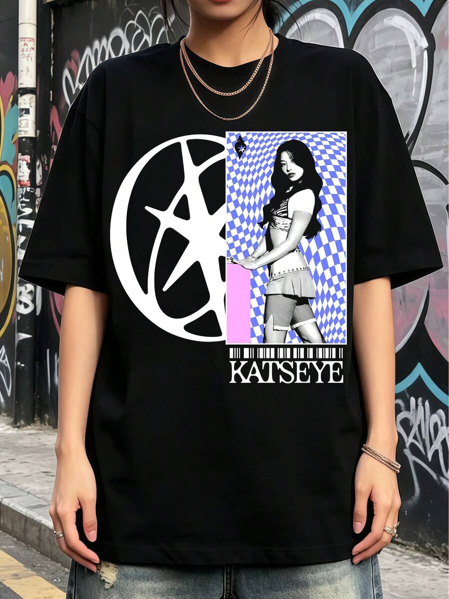 Katseye Retro Checkerboard Pattern - Y2K Member T-Shirt. Soft Fabric, Loose, Everyday Casual T-Shirt. - 黑色 - 查看 1