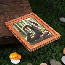 A Mini-Sized Refrigerator Magnet In The Shape Of A Picture Frame, Featuring A Bigfoot Monster Doing Yoga In The Forest.Interesting Decorative Props, Refrigerator Magnets For Home And Office Decoration, Wonderful Holiday Gifts - 預設 - 查看 5