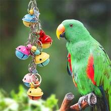Campana de pájaro de metal colorida - Juguete de masticar colgante divertido adecuado para loros, periquitos, agapornis, guacamayos, periquitos de cola larga y cacatúas - Campana vibrante con forma de estrella, accesorio estimulante para jaula, juguete para pájaros - Ver 9