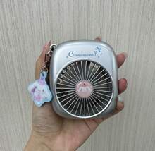 MINISO Sanrio Cinnamoroll 迷你手持風扇，500mAh可充電（低速2h/中速1.5h/高速0.75h），超靜音低噪音，輕巧便攜，附IP吊飾，個人日常使用迷你風扇 - cinnamo - 查看 6