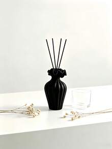 1pc Ruffle Aromatherapy Diffuser Bottle, Modern Minimalist Black/White Optional Aromatherapy Vase, Nordic Style Home Decor Desktop Ornament - Spiral - View 3