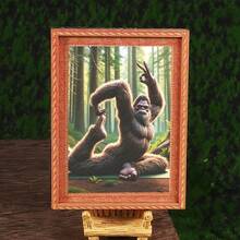 A Mini-Sized Refrigerator Magnet In The Shape Of A Picture Frame, Featuring A Bigfoot Monster Doing Yoga In The Forest.Interesting Decorative Props, Refrigerator Magnets For Home And Office Decoration, Wonderful Holiday Gifts - 預設 - 查看 6