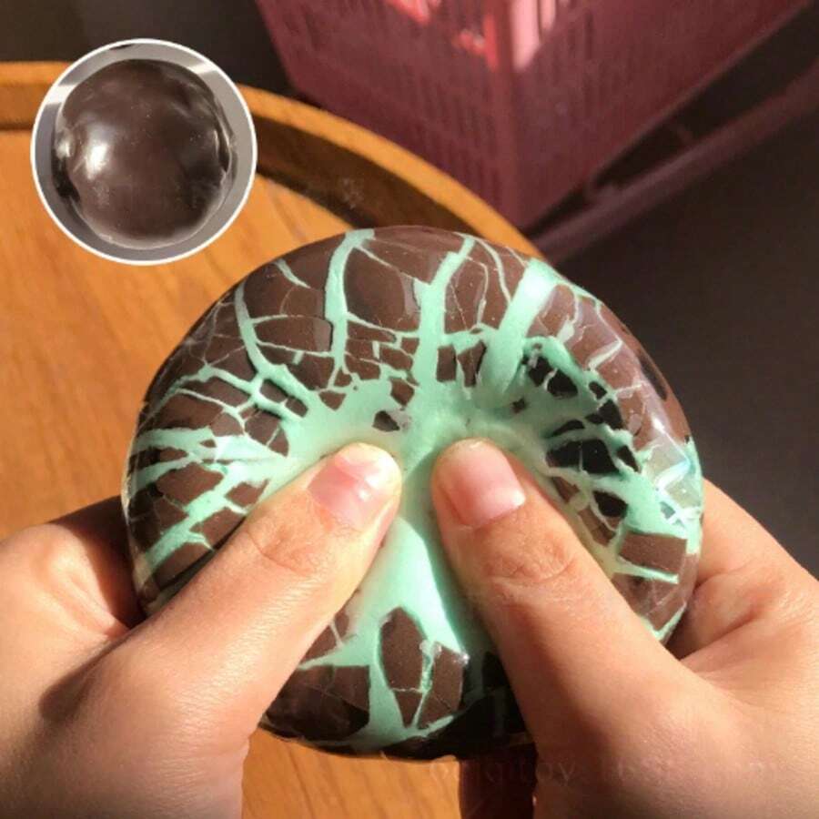 手工薄荷黑軟舒壓蠟球脆感捏捏紓壓玩具，生日禮物，巧克力表面，外殼在運輸過程中可能會裂開但不影響使用，捏後無法恢復原狀，在意者請勿購買