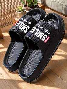 Pantuflas de moda para hombre con suela gruesa de 3CM, rayas y letras, material EVA antibacteriano, protección para los pies, suaves, ligeras y cómodas, adecuadas para interiores, baño, dormitorio, playa y otras ocasiones, sandalias versátiles de estilo deportivo casual unisex en color negro - Negro - Ver 4