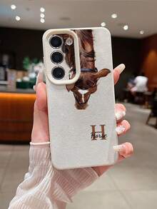 1件個性化客製文字與字母倒置逼真棕色馬頭圖案手機殼，適用於 iPhone 17 Pro Max/17 Air/16E/16 Pro Max/15/14 Plus/13/12/11, S24/20 Ultra/A52S/A31A21S/A13/A05S, Note 13 Pro Plus/Note 10/Note 12C/Note 13C，TPU 材質，時尚個性防震，極簡紋理設計，適合馬匹愛好者或尋找個性化手機配件者 - 白色 - 查看 6